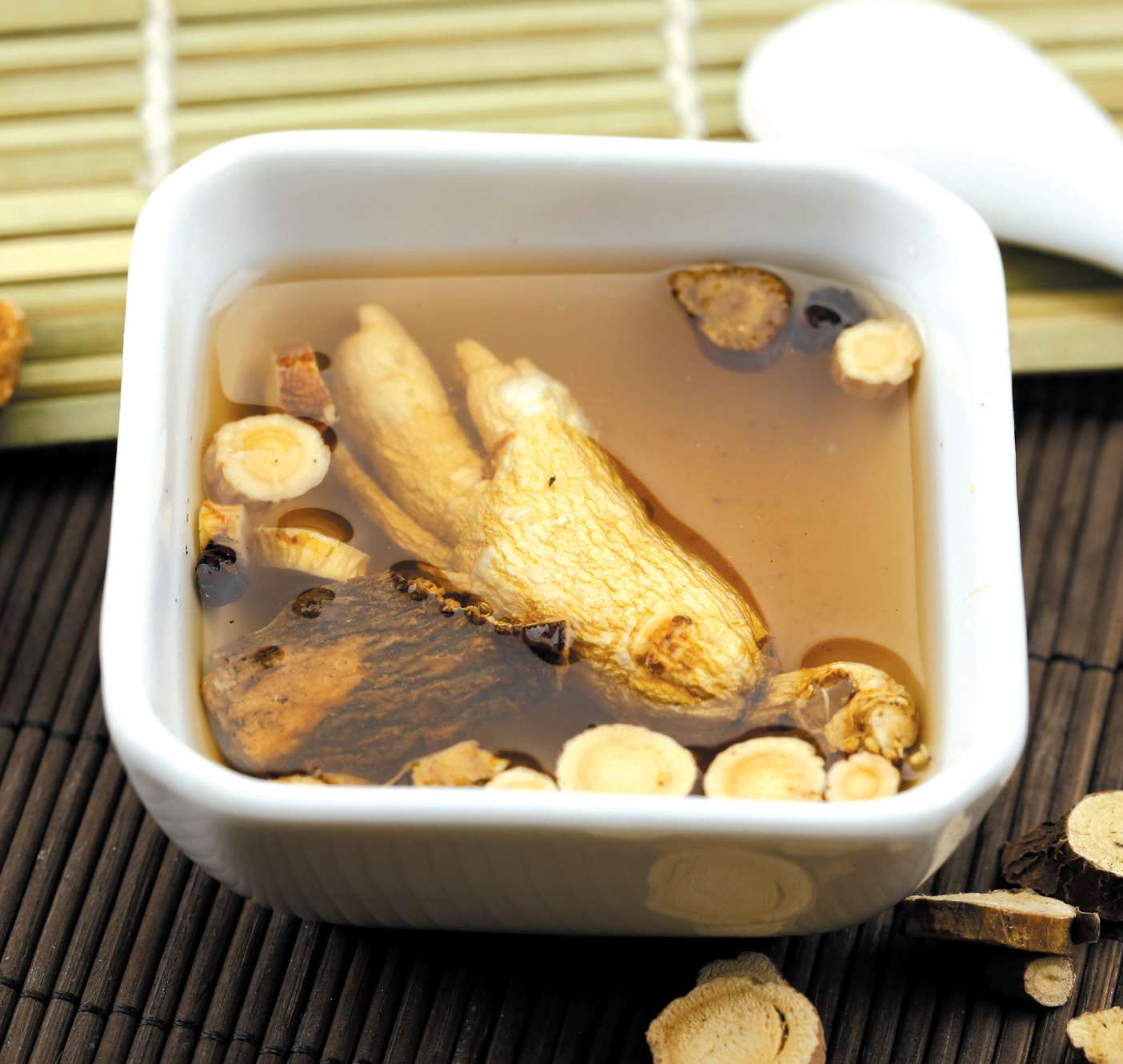 组成 黄芪 50克 人参 10克 白术 15克 甘草 5克 五味子 15克 做法: