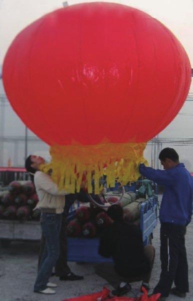 图4-12 将压缩在钢瓶中的氢气充入气球