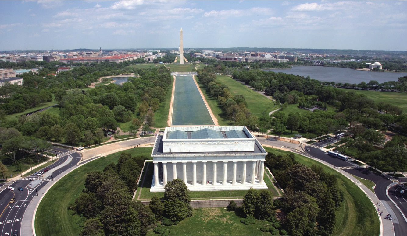 这样一个设计,从空中看去,除了华盛顿纪念碑未能处在白宫与