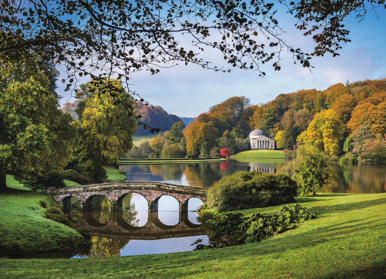 斯托海德庄园,前景仿自帕拉第奥设计的桥梁,远处是模仿古罗马万
