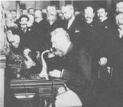 图1-44 1892年贝尔在纽约至芝加哥的电话线路开通仪式上