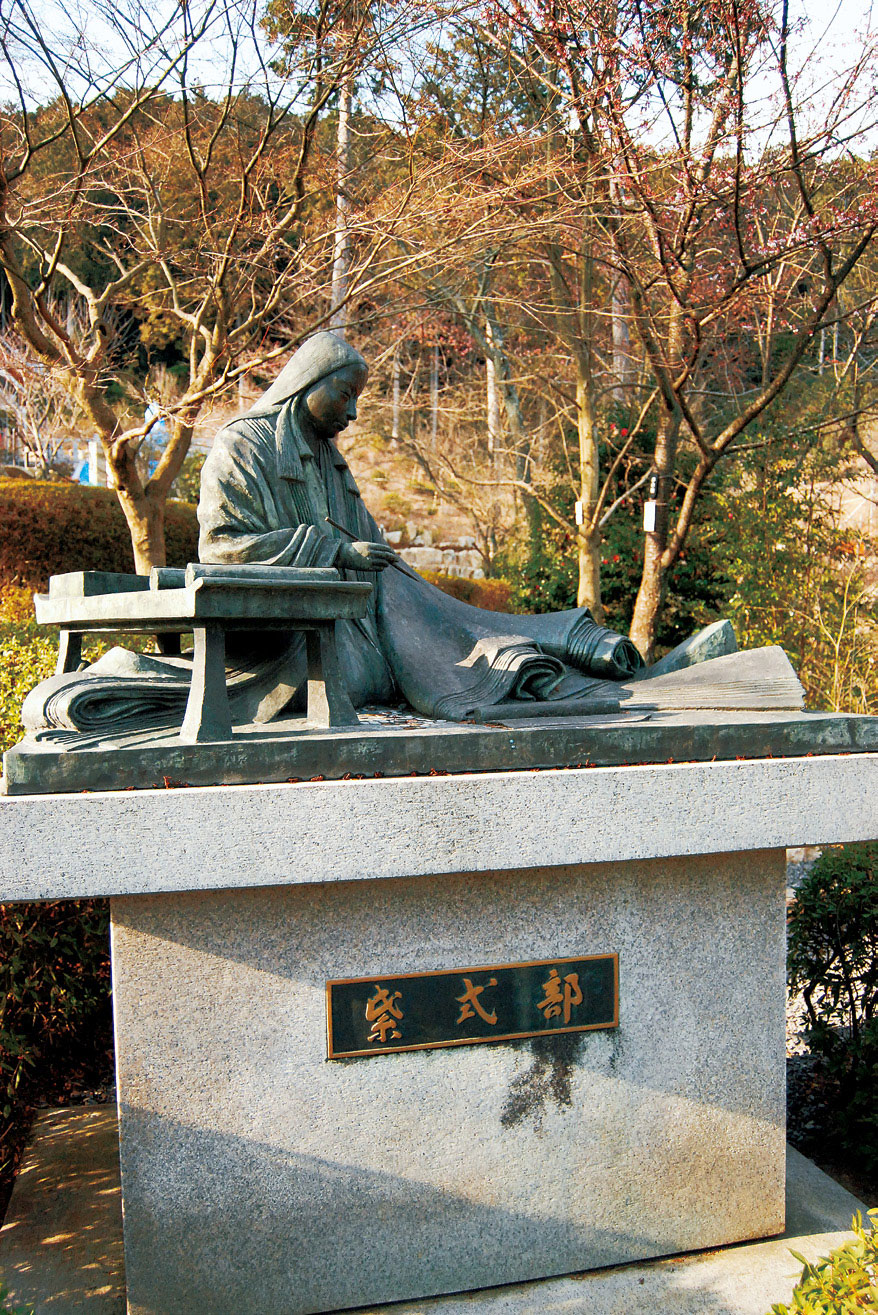 图为石山寺的紫式部雕像.