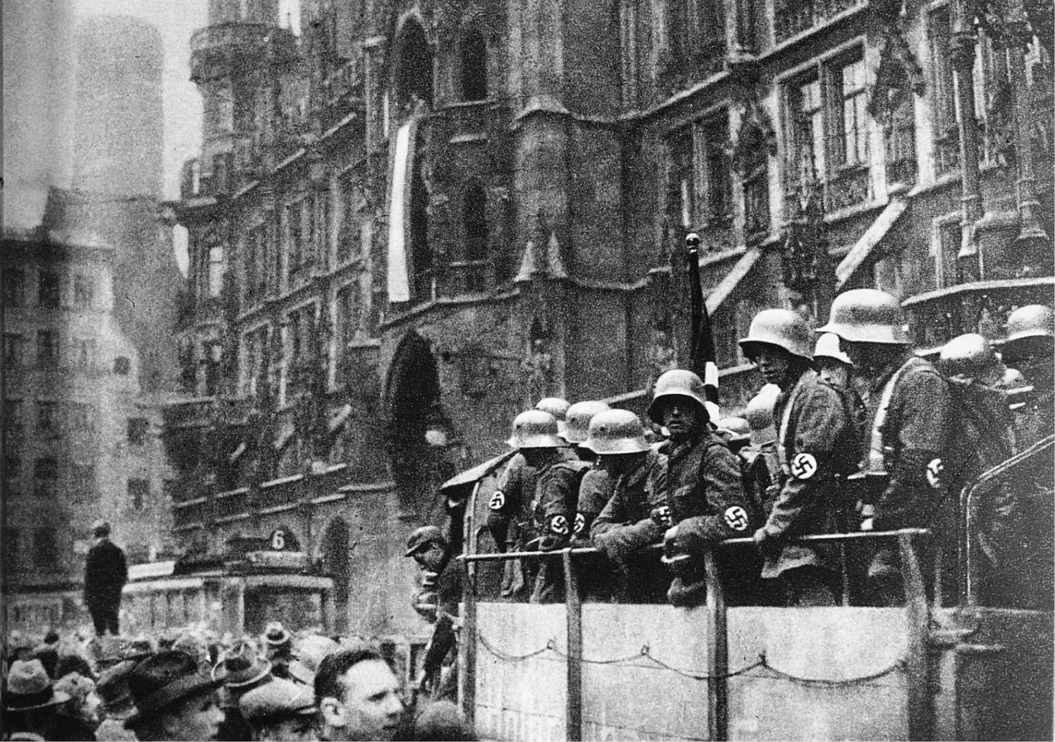 啤酒馆暴动:1923年11月,武装的冲锋队员在慕尼黑市政厅外等待纳粹党接
